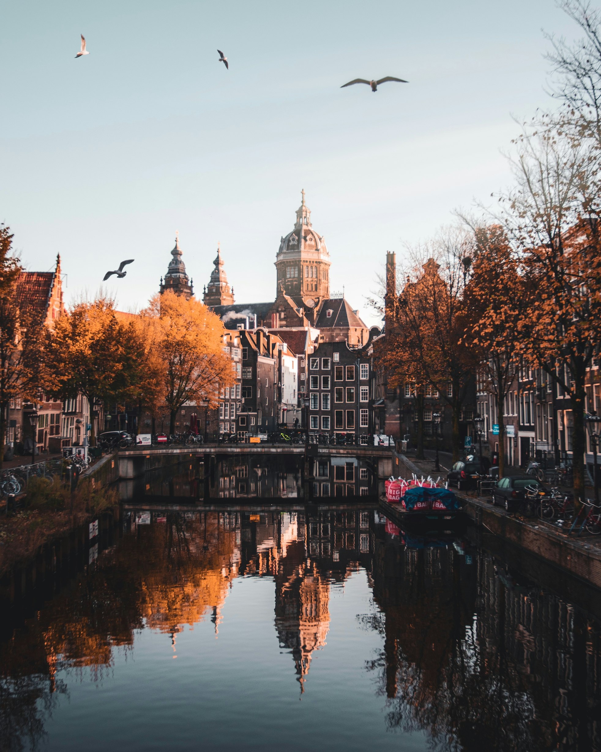 Lose yourself in the Amsterdam canals with beautiful shortwalks.